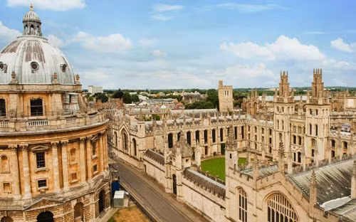1. Oxford là một trong số những trường đại học đẹp nhất thế giới bởi kiến trúc cổ. Nổi bật là tòa nhà Radcliffe Camera (bên trái ảnh) được xây dựng từ năm 1737 – 1749. Thư viện Bodleian và trường Magdalen cũng là điểm nhấn ấn tượng của đại học Oxford. 1. Oxford là một trong số những trường đại học đẹp nhất thế giới bởi kiến trúc cổ. Nổi bật là tòa nhà Radcliffe Camera (bên trái ảnh) được xây dựng từ năm 1737 – 1749. Thư viện Bodleian và trường Magdalen cũng là điểm nhấn ấn tượng của đại học Oxford.