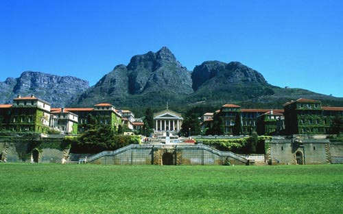 3. Đại học Cape Town của Nam Phi cuốn hút với khung cảnh núi non bao quanh. 3. Đại học Cape Town của Nam Phi cuốn hút với khung cảnh núi non bao quanh.