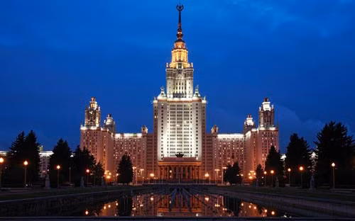 4. Đại học Moscow State trông giống một khách sạn sang trọng hơn là một trường học, đặc biệt là vào ban đêm. Đây là một trong số những đại học nổi tiếng nhất ở Nga, tòa nhà chính của Moscow State là công trình giáo dục cao nhất thế giới. 4. Đại học Moscow State trông giống một khách sạn sang trọng hơn là một trường học, đặc biệt là vào ban đêm. Đây là một trong số những đại học nổi tiếng nhất ở Nga, tòa nhà chính của Moscow State là công trình giáo dục cao nhất thế giới.