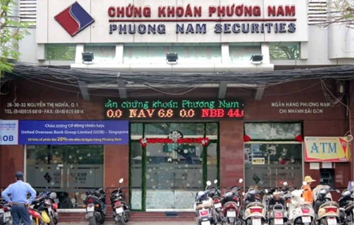 Trên thị trường chứng khoán, Trầm Khải Hòa vấp phải các vụ lùm xùm khi bị phát hiện mua bán "chui" cổ phiếu hồi tháng 6 và phải nộp phạt 40 triệu đồng. Thêm vào đó, trong nửa đầu năm 2012, Công ty chứng khoán Phương Nam (PNS) do anh điều hành cũng gánh khoản nợ ngắn hạn trên 700 tỷ đồng, tăng gấp 9 lần so với cùng kỳ năm trước. Trong khi đó, vốn chủ sở hữu của doanh nghiệp chốt tại thời điểm 30/6 chỉ đạt 370,4 tỷ đồng. Theo các thông tin công bố, hiện Chủ tịch PNS nắm hơn 20,8 triệu cổ phiếu STB, chiếm tỷ lệ sở hữu 2,14%. Trên thị trường chứng khoán, Trầm Khải Hòa vấp phải các vụ lùm xùm khi bị phát hiện mua bán "chui" cổ phiếu hồi tháng 6 và phải nộp phạt 40 triệu đồng. Thêm vào đó, trong nửa đầu năm 2012, Công ty chứng khoán Phương Nam (PNS) do anh điều hành cũng gánh khoản nợ ngắn hạn trên 700 tỷ đồng, tăng gấp 9 lần so với cùng kỳ năm trước. Trong khi đó, vốn chủ sở hữu của doanh nghiệp chốt tại thời điểm 30/6 chỉ đạt 370,4 tỷ đồng. Theo các thông tin công bố, hiện Chủ tịch PNS nắm hơn 20,8 triệu cổ phiếu STB, chiếm tỷ lệ sở hữu 2,14%.