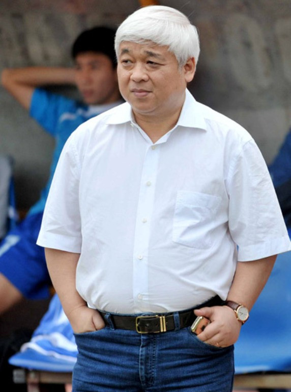 4. Ông Nguyễn Đức Kiên (Giáp Thìn 1964): Bầu Kiên được xem là "đại gia" gặp hạn nặng nhất năm Nhâm Thìn 2012. Trước khi bị bắt vào cuối tháng 8, bầu Kiên quản lý 2 đội bóng bao gồm Câu lạc bộ bóng đá trẻ Hà Nội và Câu lạc bộ Hà Nội. 4. Ông Nguyễn Đức Kiên (Giáp Thìn 1964): Bầu Kiên được xem là "đại gia" gặp hạn nặng nhất năm Nhâm Thìn 2012. Trước khi bị bắt vào cuối tháng 8, bầu Kiên quản lý 2 đội bóng bao gồm Câu lạc bộ bóng đá trẻ Hà Nội và Câu lạc bộ Hà Nội.