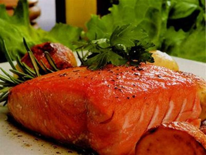 3. Cá hồi: Cá hồi chứa axit béo omega-3, có liên quan tới giảm nguy cơ thoái hóa điểm vàng, nhất là liên quan đến tuổi tác. 3. Cá hồi: Cá hồi chứa axit béo omega-3, có liên quan tới giảm nguy cơ thoái hóa điểm vàng, nhất là liên quan đến tuổi tác.