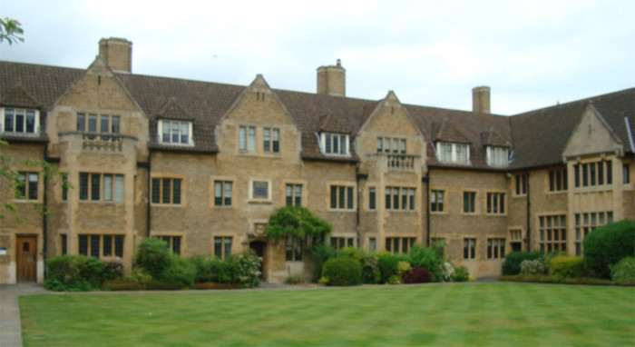 Bellerbys College được công nhận là một trường Trung học và Dự bị Đại học hàng đầu tại Anh. Bellerbys College được công nhận là một trường Trung học và Dự bị Đại học hàng đầu tại Anh.