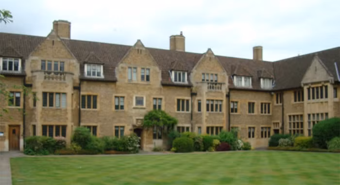 Bellerbys College được công nhận là một trường Trung học và Dự bị Đại học hàng đầu tại Anh.