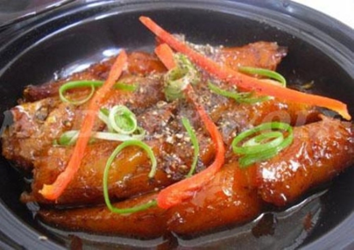 3. Cá bống kho tộ: Cá bống 2 - 3 con 100g, gừng tươi 3 lát, vỏ quít 20g, thêm nghệ, hành tiêu gia vị vừa đủ kho ăn. Ngoài ra, các món ăn từ thịt, cá, rau, củ, quả, đều cho thêm gia vị cay ấm như gừng, nghệ, tiêu và nên tăng cường ăn rau mùi, kinh giới, tía tô, thìa là, cải cay, húng quế, hành, hẹ, kiệu, đậu phụng... Trái cây nên ăn quít, táo, nho, dâu, na ăn đều tốt. 3. Cá bống kho tộ: Cá bống 2 - 3 con 100g, gừng tươi 3 lát, vỏ quít 20g, thêm nghệ, hành tiêu gia vị vừa đủ kho ăn. Ngoài ra, các món ăn từ thịt, cá, rau, củ, quả, đều cho thêm gia vị cay ấm như gừng, nghệ, tiêu và nên tăng cường ăn rau mùi, kinh giới, tía tô, thìa là, cải cay, húng quế, hành, hẹ, kiệu, đậu phụng... Trái cây nên ăn quít, táo, nho, dâu, na ăn đều tốt.