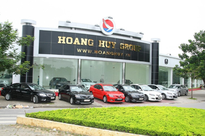 Anh còn đảm đương vai trò Phó tổng giám đốc Tập đoàn Hoàng Huy – Tổng giám đốc Công ty Hưng Việt là Chủ đầu tư dự án Golden Land mà doanh nghiệp đang triển khai tại Hà Nội với vốn đầu tư khoảng 4.500 tỷ đồng. Trong khi đó, cá nhân Hậu đang sở hữu gần 5,4 triệu cổ phiếu HHS Công ty con của Tập đoàn, tương đương hơn 174,4 tỷ đồng và một số cổ phần của các Công ty con trong Tập đoàn Hoàng Huy. Số tài sản này giúp Đỗ Hữu Hậu đứng thứ hai trong danh sách những triệu phú chứng khoán trước tuổi 30. Anh còn đảm đương vai trò Phó tổng giám đốc Tập đoàn Hoàng Huy – Tổng giám đốc Công ty Hưng Việt là Chủ đầu tư dự án Golden Land mà doanh nghiệp đang triển khai tại Hà Nội với vốn đầu tư khoảng 4.500 tỷ đồng. Trong khi đó, cá nhân Hậu đang sở hữu gần 5,4 triệu cổ phiếu HHS Công ty con của Tập đoàn, tương đương hơn 174,4 tỷ đồng và một số cổ phần của các Công ty con trong Tập đoàn Hoàng Huy. Số tài sản này giúp Đỗ Hữu Hậu đứng thứ hai trong danh sách những triệu phú chứng khoán trước tuổi 30.