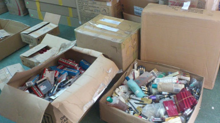 Ước tính, tổng số lượng hàng hóa mỹ phẩm này trị giá gần 1 tỷ đồng. Nếu như toàn bộ số hàng quá hạn sử dụng này được tẩy xóa nhãn mác, ngày sử dụng và được đưa ra thị trường tiêu thụ chắc chắn sẽ ảnh hưởng rất lớn đến quyền lợi của người tiêu dùng. (Nguồn VOV)