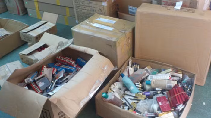 Ước tính, tổng số lượng hàng hóa mỹ phẩm này trị giá gần 1 tỷ đồng. Nếu như toàn bộ số hàng quá hạn sử dụng này được tẩy xóa nhãn mác, ngày sử dụng và được đưa ra thị trường tiêu thụ chắc chắn sẽ ảnh hưởng rất lớn đến quyền lợi của người tiêu dùng. (Nguồn VOV)