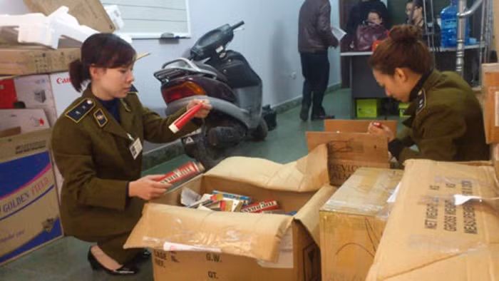 4. Bắt giữ hơn 1.000 hộp mỹ phẩm quá hạn sử dụng: Ngày 25/12, Đội quản lý thị trường số 5 (Chi cục Quản lý thị trường Hà Nội) tiến hành kiểm tra đối với kho hàng của công ty trách nhiệm hữu hạn Thanh Bắc Thời Trang (trụ sở chính tại số 342 Nghi Tàm, phường Quảng An, Hà Nội), cơ quan chức năng cho biết đã thu giữ hơn 1.000 hộp mỹ phẩm có nguồn gốc từ các nước Pháp, Mỹ, Italia. Trong đó, nhiều mặt hàng của lô hàng này được sản suất năm 2005, hết hạn sử dụng tới 3 năm so với qui định. (Nguồn VOV)