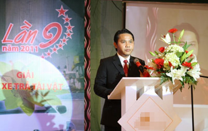 3. Đặng Thành Huy: Cùng sinh năm 1984 và lớn lên trong một gia đình kinh doanh là trường hợp của Phó tổng giám đốc Tập đoàn Vinasun - Đặng Thành Duy. Là con trai của doanh nhân Đặng Phước Thành với thương hiệu Taxi Vinasun nổi tiếng tại các tỉnh Trung - Nam Bộ, Duy đang cùng cha mở rộng hoạt động kinh doanh của tập đoàn sang nhiều lĩnh vực kinh doanh khác. 3. Đặng Thành Huy: Cùng sinh năm 1984 và lớn lên trong một gia đình kinh doanh là trường hợp của Phó tổng giám đốc Tập đoàn Vinasun - Đặng Thành Duy. Là con trai của doanh nhân Đặng Phước Thành với thương hiệu Taxi Vinasun nổi tiếng tại các tỉnh Trung - Nam Bộ, Duy đang cùng cha mở rộng hoạt động kinh doanh của tập đoàn sang nhiều lĩnh vực kinh doanh khác.