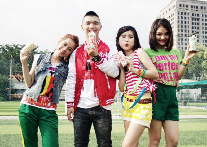 Dàn sao tham gia MV "Ngày mới ngọt ngào" tạo dáng cùng vòng tay USB siêu dễ thương và sản phẩm Vfresh Smoothie. Dàn sao tham gia MV "Ngày mới ngọt ngào" tạo dáng cùng vòng tay USB siêu dễ thương và sản phẩm Vfresh Smoothie.