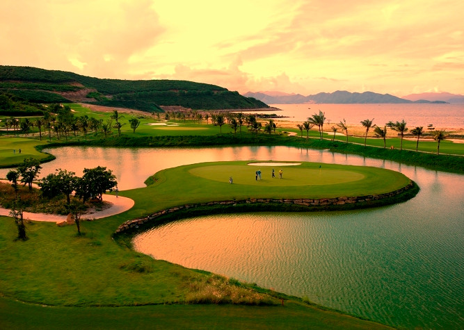 Vinpearl Golf Club - sân golf đẳng cấp đầu tiên trên đảo tại Việt Nam. Vinpearl Golf Club - sân golf đẳng cấp đầu tiên trên đảo tại Việt Nam.