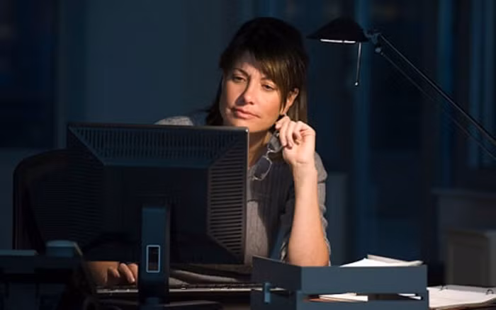 2. Người thường xuyên làm ca đêm: Các tế bào ung thư đột nhiên được hình thành trong quá trình phân chia tế bào bình thường. Ban đêm là thời điểm thích hợp nhất của sự phân bào. Nếu ban đêm ngủ không đủ giấc, hệ miễn dịch giảm sút, tế bào đột biến không được loại trừ kịp thời, từ đó có thể dẫn tới sự xuất hiện của bệnh ung thư. Những người thức đêm hay phải uống cà phê hút thuốc để giúp tỉnh táo, cũng dễ khiến chất gây ung thư xâm nhập vào cơ thể. 2. Người thường xuyên làm ca đêm: Các tế bào ung thư đột nhiên được hình thành trong quá trình phân chia tế bào bình thường. Ban đêm là thời điểm thích hợp nhất của sự phân bào. Nếu ban đêm ngủ không đủ giấc, hệ miễn dịch giảm sút, tế bào đột biến không được loại trừ kịp thời, từ đó có thể dẫn tới sự xuất hiện của bệnh ung thư. Những người thức đêm hay phải uống cà phê hút thuốc để giúp tỉnh táo, cũng dễ khiến chất gây ung thư xâm nhập vào cơ thể.