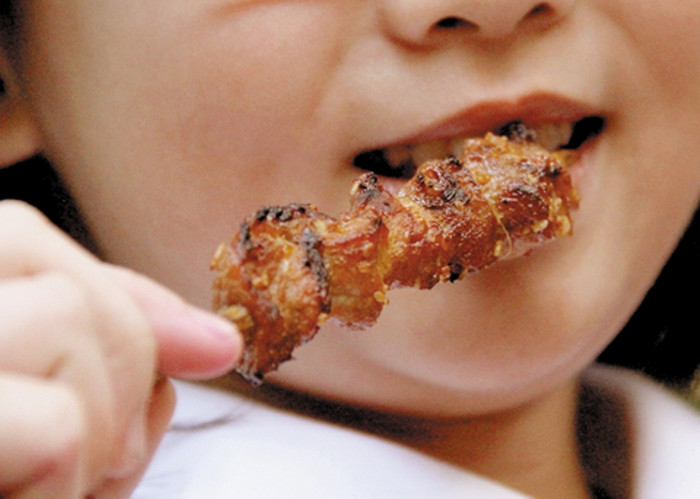 6. Những người thích ăn thịt: Các chuyên gia của trường đại học Harvard phát hiện, những người coi thịt lợn, thịt gia súc, thịt cừu làm thức ăn chủ yếu sẽ có tỷ lệ mắc bệnh ung thư đại trực tràng cao hơn 2,5 lần so với những người chỉ ăn thịt vài lần trong một tháng. Nguy cơ mắc bệnh ung thư tuyến tụy cũng tăng theo lượng thịt nạp vào cơ thể.