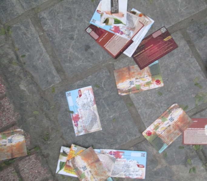 Rấ nhiều khách hàng bức xúc vứt lại voucher trước cửa trụ sở Nhóm mua rồi ra về. Rấ nhiều khách hàng bức xúc vứt lại voucher trước cửa trụ sở Nhóm mua rồi ra về.