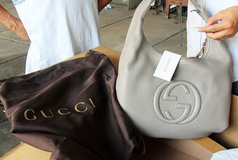 Tín đồ hàng hiệu hoang mang trước thông tin lô hàng hiệu Italy tại cửa hàng Milano (HCM) không rõ nguồn gốc xuất xứ.