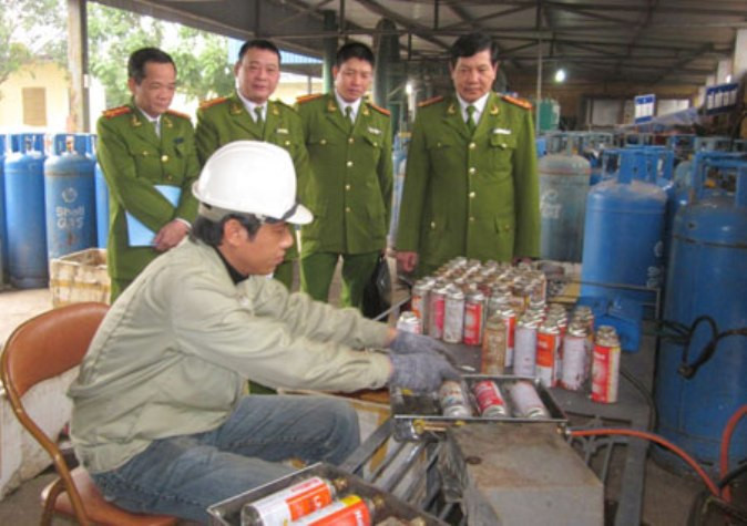 7. Tiêu hủy 2.245 bình gas sang chiết trái phép: Sáng 27/12, tại Công ty cổ phần Hòa Anh (số 37/33, đường Ngô Quyền, Hải Phòng), Sở Cảnh sát PCCC TP Hải Phòng đã tổ chức tiêu hủy lô bình gas các loại không đạt tiêu chuẩn cùng nhiều dụng cụ sáng chiết gas trái phép với tổng số lượng 2.245 chiếc (trong đó có 213 bình chứa đầy khí gas bên trong), 3 khay kim loại, 4 cân đồng hồ, 4 hộp sơn cùng nhiều dụng cụ khác liên quan. (Nguồn Công an nhân dân)
