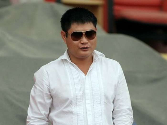 2. Ông Nguyễn Đức Thụy (Bính Thìn 1976) - Chủ tịch HĐQT Tập đoàn Xuân Thành: Ông Nguyễn Đức Thụy - Chủ tịch HĐQT Công ty cổ phần Chứng khoán Sài Gòn Xuân Thành (VIX) và Tập đoàn Xuân Thành được biết đến nhiều hơn với tư cách Chủ tịch CLB Bóng đá Sài Gòn Xuân Thành và người có thú chơi "đồ hiệu", từ siêu xe Maybach 62S, Roll Royce, Lexus tới điện thoại Vertu nạm vàng và số sim lục quý (xxxx888888). 2. Ông Nguyễn Đức Thụy (Bính Thìn 1976) - Chủ tịch HĐQT Tập đoàn Xuân Thành: Ông Nguyễn Đức Thụy - Chủ tịch HĐQT Công ty cổ phần Chứng khoán Sài Gòn Xuân Thành (VIX) và Tập đoàn Xuân Thành được biết đến nhiều hơn với tư cách Chủ tịch CLB Bóng đá Sài Gòn Xuân Thành và người có thú chơi "đồ hiệu", từ siêu xe Maybach 62S, Roll Royce, Lexus tới điện thoại Vertu nạm vàng và số sim lục quý (xxxx888888).