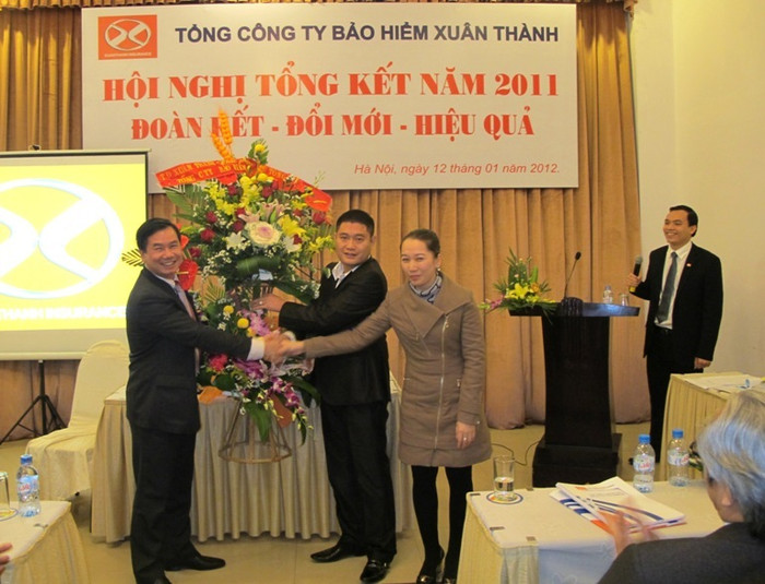 Về tình hình kinh doanh, kết thúc 6 tháng, VIX có lãi sau thuế 19,65 tỷ đồng, nhưng sang hết quý III, Chứng khoán Xuân Thành lại lỗ 52,76 tỷ đồng. Nguyên nhân chính là quý III, chi phí kinh doanh của VIX tăng gần 80 lần, từ mức hơn 1 tỷ đồng lên 81,5 tỷ đồng. Đến 30/9, khoản tiền và tương đương tiền của VIX còn 66 tỷ đồng, giảm gần 200 tỷ so với đầu năm. Về tình hình kinh doanh, kết thúc 6 tháng, VIX có lãi sau thuế 19,65 tỷ đồng, nhưng sang hết quý III, Chứng khoán Xuân Thành lại lỗ 52,76 tỷ đồng. Nguyên nhân chính là quý III, chi phí kinh doanh của VIX tăng gần 80 lần, từ mức hơn 1 tỷ đồng lên 81,5 tỷ đồng. Đến 30/9, khoản tiền và tương đương tiền của VIX còn 66 tỷ đồng, giảm gần 200 tỷ so với đầu năm.