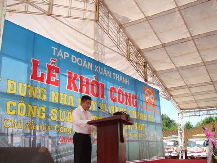 Năm 2012, cũng là một năm nhiều sự kiện của "bầu Thụy". Gần nhất là quyết định "tặng" Sài Gòn Xuân Thành cho TP HCM và chừng 2 tháng "không liên lạc được" sau sự kiện câu lạc bộ này dành chức vô địch Cup Quốc gia. Trước đó, vào trung tuần tháng 5, bầu Thụy đã hoàn thành việc mua thêm 17,3 triệu cổ phiếu VIX để nâng tỷ lệ nắm giữ tại Chứng khoán Xuân Thành từ 23,8% lên 81,5% vốn điều lệ. Với thương vụ này, Chủ tịch Xuân Thành lọt Top 50 doanh nhân giàu nhất trên sàn chứng khoán. Năm 2012, cũng là một năm nhiều sự kiện của "bầu Thụy". Gần nhất là quyết định "tặng" Sài Gòn Xuân Thành cho TP HCM và chừng 2 tháng "không liên lạc được" sau sự kiện câu lạc bộ này dành chức vô địch Cup Quốc gia. Trước đó, vào trung tuần tháng 5, bầu Thụy đã hoàn thành việc mua thêm 17,3 triệu cổ phiếu VIX để nâng tỷ lệ nắm giữ tại Chứng khoán Xuân Thành từ 23,8% lên 81,5% vốn điều lệ. Với thương vụ này, Chủ tịch Xuân Thành lọt Top 50 doanh nhân giàu nhất trên sàn chứng khoán.