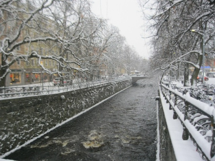 Thành phố này nằm cách thủ đô Stockholm 70 km về phía bắc, có diện tích 47,86 km2, dân số cuối năm 2005 là 128.400 người.