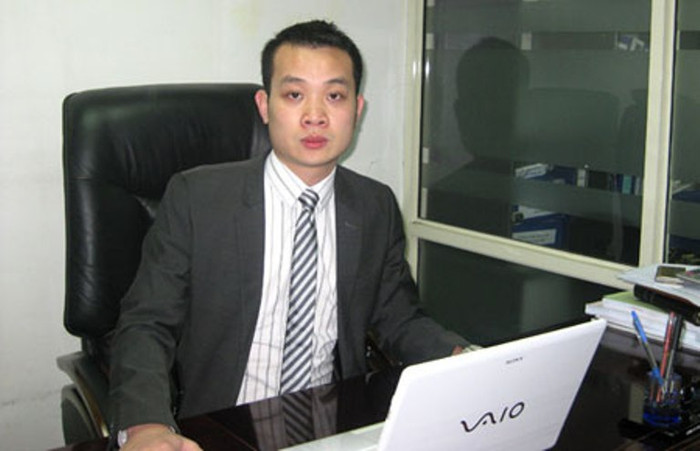 2. Đỗ Hữu Hậu: Là một trong số ít những doanh nghiệp “lên sàn” trong giai đoạn khó khăn của thị trường chứng khoán (cuối 2011, đầu 2012) nhưng quyết định niêm yết cổ phiếu (HHS) có phần dũng cảm này đã giúp 2 cha con doanh nhân Đỗ Hữu Hạ và Đỗ Hữu Hậu, những ông chủ của Tập đoàn Hoàng Huy (Hải Phòng) xuất hiện khá bất ngờ trong danh sách những người giàu chứng khoán năm nay. 2. Đỗ Hữu Hậu: Là một trong số ít những doanh nghiệp “lên sàn” trong giai đoạn khó khăn của thị trường chứng khoán (cuối 2011, đầu 2012) nhưng quyết định niêm yết cổ phiếu (HHS) có phần dũng cảm này đã giúp 2 cha con doanh nhân Đỗ Hữu Hạ và Đỗ Hữu Hậu, những ông chủ của Tập đoàn Hoàng Huy (Hải Phòng) xuất hiện khá bất ngờ trong danh sách những người giàu chứng khoán năm nay.