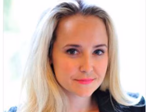 9. Alexa Von Tobel, 28 tuối: Nữ doanh nhân tài năng Alexa Von Tobel rời trường Kinh doanh Havard để khởi nghiệp với LearnVest sau khi chiến thắng cuộc thi lập kế hoạch kinh doanh. LearnVest là một công cụ để kết nối người sử dụng với những người lập kế hoạch tài chính từ đó định hướng cho họ những danh mục đầu tư hợp lý. Nữ doanh nhân trẻ luôn hy vọng có thể phát triển rộng rãi công cụ Learn Vest tới người dùng với mức giá dao động từ 89-599 USD cho các gói dịch vụ khác nhau. Alexa Von Tobel cho biết: “Khi có một kế hoạch cho nguồn tài chính của mình bạn sẽ có cảm giác an tâm hơn. Công cụ Learn Vest sẽ giúp lên kế hoạch cho nguồn tài chính và nó không phải là một điều gì quá xa xỉ”.