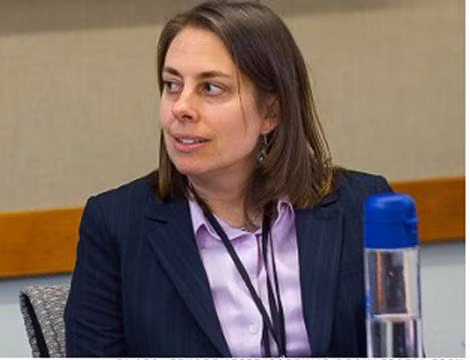 6. Laura Mather, 40 tuổi: Mather có bằng tiến sĩ về khoa học máy tính của ĐH Colorado và sau đó làm việc tại Cơ quan An ninh Quốc gia Mỹ, Britannica.com, và eBay. Trước khi bắt đầu chiến lược lập công ty bảo mật phần mềm, Laura Mather khá bận rộn với công việc chống lại hàng loạt các cuộc tấn công vào các trang mạng của Ebay. Sự ra đời của hệ thống Silver Tail System giúp cô giải quyết được cả 2 công việc bận rộn này. Hệ thống Silver Tail System của Laura Mather ra đời vào năm 2008 nhằm bảo mật thông tin của người sử dụng Internet thông qua các dịch vụ thương mại điện tử, tài chính và các tổ chức liên bang với hệ thống phân tích hành vi. Thường xuyên đối mặt với những vấn đề khó khăn về công nghệ và tin tặc nhưng Laura luôn lạc quan. Cô tâm sự: “Thành công không được đo bằng số lần thất bại mà được tính bằng số lần bạn đứng dậy từ những thất bại đó”.