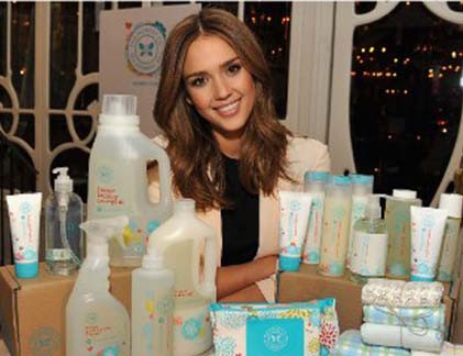 1. Jessica Alba, 31 tuổi: Dù khá bận rộn với công việc của một diễn viên đóng phim kiêm người mẫu, Jessica Alba vẫn dành khá nhiều thời gian cho Công ty Honest của mình. Honest là một công ty thân thiện với môi trường do Jessica sáng lập vào đầu năm nay. Cô hợp tác với Christopher Gavigan, tác giả cuốn sách “Healthy Child Healthy World”, và doanh nhân thành đạt Biran Lee để thành lập công ty. Công ty Honest chủ yếu kinh doanh các đồ dùng cần thiết cho các hộ gia đình như tã giấy, bột giặt ,dầu gội… được làm từ những nguyên liệu không gây hại cho người dùng và thân thiện với môi trường. Sau hai tháng hoạt động, công ty nhận được 27 triệu USD vốn góp từ các nhà đầu tư như General Catalyst, Lightspeed Venture Partners… Từ đó, cô diễn viên sinh đẹp ngày càng đam mê với việc kinh doanh hơn. Phương châm của công ty Honest là cung ứng những sản phẩm thân thiện với môi trường, tích cực lắng nghe phản hồi của khách hàng. Jessica chia sẻ: “ Công ty Honest hoạt động dựa trên mục tiêu chính là góp phần xây dựng một thế giới tốt hơn và mang sứ mệnh lớn hơn vượt xa mục đích kinh doanh”. 1. Jessica Alba, 31 tuổi: Dù khá bận rộn với công việc của một diễn viên đóng phim kiêm người mẫu, Jessica Alba vẫn dành khá nhiều thời gian cho Công ty Honest của mình. Honest là một công ty thân thiện với môi trường do Jessica sáng lập vào đầu năm nay. Cô hợp tác với Christopher Gavigan, tác giả cuốn sách “Healthy Child Healthy World”, và doanh nhân thành đạt Biran Lee để thành lập công ty. Công ty Honest chủ yếu kinh doanh các đồ dùng cần thiết cho các hộ gia đình như tã giấy, bột giặt ,dầu gội… được làm từ những nguyên liệu không gây hại cho người dùng và thân thiện với môi trường. Sau hai tháng hoạt động, công ty nhận được 27 triệu USD vốn góp từ các nhà đầu tư như General Catalyst, Lightspeed Venture Partners… Từ đó, cô diễn viên sinh đẹp ngày càng đam mê với việc kinh doanh hơn. Phương châm của công ty Honest là cung ứng những sản phẩm thân thiện với môi trường, tích cực lắng nghe phản hồi của khách hàng. Jessica chia sẻ: “ Công ty Honest hoạt động dựa trên mục tiêu chính là góp phần xây dựng một thế giới tốt hơn và mang sứ mệnh lớn hơn vượt xa mục đích kinh doanh”.