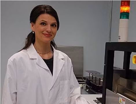 2. Jill Becker, 39 tuổi: Sau khi tốt nghiệp ĐH Harvard với bằng tiến sĩ chuyên ngành Hóa học, Jill Becker say mê công nghệ ALD tạo ra một lớp phim siêu mỏng với những tính chất đặc biệt như chống phản xạ, dẫn điện và có thể được dùng trong một số mặt hàng như Smartphone, các tế bào quang điện và các sản phẩm kem chống nắng. Với khoản tiền tiết kiệm, Becker tự mình xây dựng hệ thống ALD với chi phí tiết kiệm, hiệu quả. Hệ thống này có thể được đưa vào sử dụng rộng rãi hơn. Công việc khó khăn của cô cuối cùng cũng được đền đáp xứng đáng khi tên của cô lọt vào top những nữ doanh nhân trẻ năm 2010. Thêm vào đó, công ty của cô có doanh thu kỷ lục 18 triệu USD trong năm ngoái.