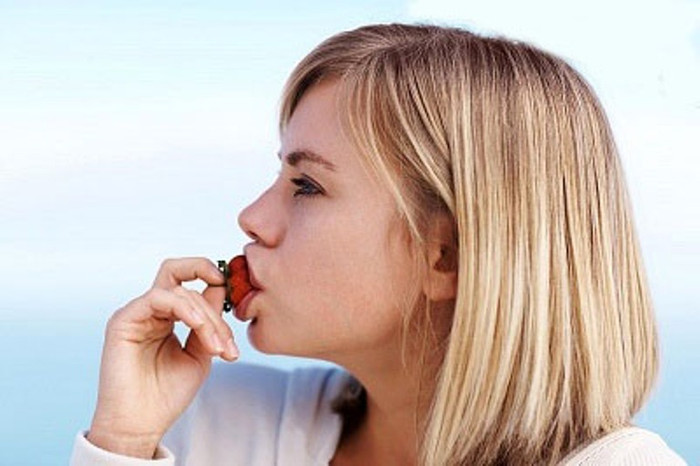 9. Dâu tây: Cắn ngập quả dâu tây và để nguyên trong vòng 5 phút. Chất tẩy nhẹ trong dâu tây sẽ xóa sạch những vết ố trên răng. Bạn cũng có thể nghiền dâu tây và hoà chung với kem đánh răng để đánh răng cho trắng. 9. Dâu tây: Cắn ngập quả dâu tây và để nguyên trong vòng 5 phút. Chất tẩy nhẹ trong dâu tây sẽ xóa sạch những vết ố trên răng. Bạn cũng có thể nghiền dâu tây và hoà chung với kem đánh răng để đánh răng cho trắng.