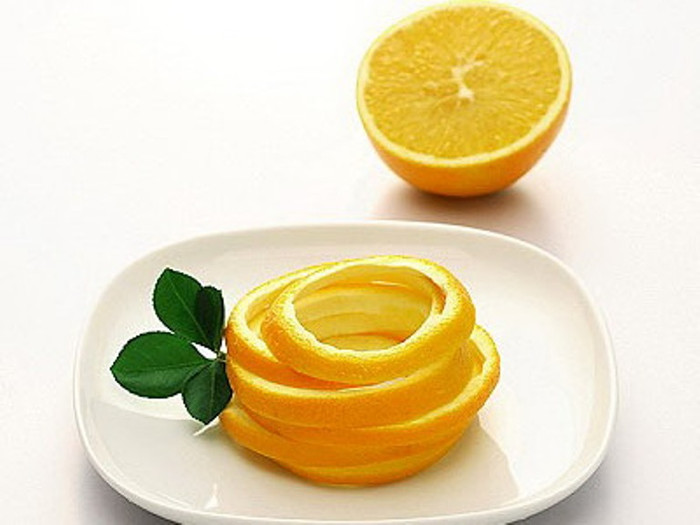 4. Phần trắng vỏ cam: Dùng phần màu trắng bên trong vỏ cam chà xát răng, răng sẽ trắng và sáng hơn. 4. Phần trắng vỏ cam: Dùng phần màu trắng bên trong vỏ cam chà xát răng, răng sẽ trắng và sáng hơn.