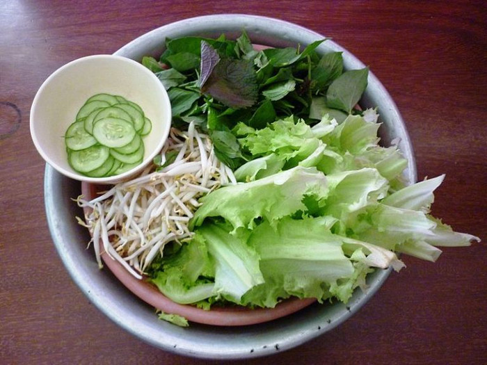 14. Rau sống và quả cứng giòn: Ăn rau sống cũng có thể làm trắng răng bạn. Hoặc những loại quả, loại rau cứng, giòn cũng có tác dụng tương tự. Bởi vì khi bạn ăn rau sống hoặc ăn những loại quả giòn tức là răng của bạn được cọ xát và chà rùi đấy. Tất nhiên những loại rau của quả được nấu chín thì không làm trắng răng của bạn được vì khi ấy chúng quá mềm mại. 14. Rau sống và quả cứng giòn: Ăn rau sống cũng có thể làm trắng răng bạn. Hoặc những loại quả, loại rau cứng, giòn cũng có tác dụng tương tự. Bởi vì khi bạn ăn rau sống hoặc ăn những loại quả giòn tức là răng của bạn được cọ xát và chà rùi đấy. Tất nhiên những loại rau của quả được nấu chín thì không làm trắng răng của bạn được vì khi ấy chúng quá mềm mại.