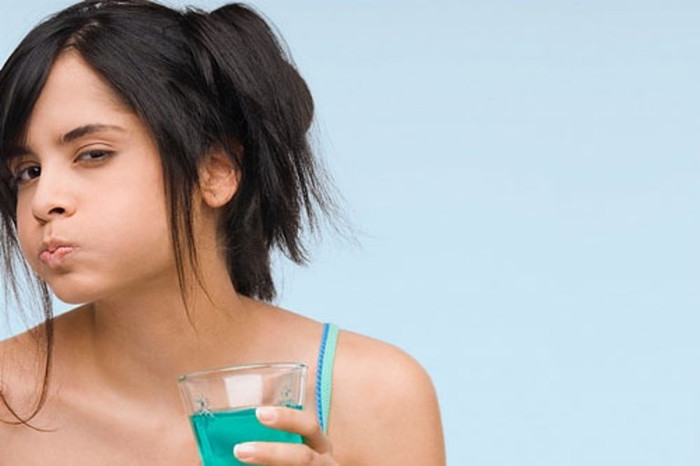 16. Nước súc miệng: Sau khi dùng một trong những cách thức trên, bạn nên dùng một loại nước súc miệng làm trắng răng để tăng hiệu quả. Nên súc miệng ít nhất là 30 giây thì mới có tác dụng tốt. 16. Nước súc miệng: Sau khi dùng một trong những cách thức trên, bạn nên dùng một loại nước súc miệng làm trắng răng để tăng hiệu quả. Nên súc miệng ít nhất là 30 giây thì mới có tác dụng tốt.