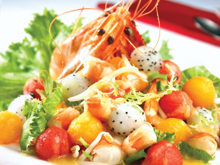 4. Ăn hải sản và trái cây cùng lúc dễ bị đau bụng: Chúng ta thường có thói quen ăn trái cây sau bữa ăn cho sạch miệng, dễ tiêu. Nhưng trên thực tế nếu sau khi ăn hải sản mà ngay lập tức ăn trái cây là không tốt. Nó không chỉ ảnh hưởng đến sự hấp thụ protein, canxi trong hải sản của cơ thể mà lượng tannin trong trái cây kết hợp với protein và canxi này tạo thành canxi không hòa tan kích thích đường tiêu hóa và thậm chí sẽ gây ra các triệu chứng như đau bụng, buồn nôn, nôn mửa. 4. Ăn hải sản và trái cây cùng lúc dễ bị đau bụng: Chúng ta thường có thói quen ăn trái cây sau bữa ăn cho sạch miệng, dễ tiêu. Nhưng trên thực tế nếu sau khi ăn hải sản mà ngay lập tức ăn trái cây là không tốt. Nó không chỉ ảnh hưởng đến sự hấp thụ protein, canxi trong hải sản của cơ thể mà lượng tannin trong trái cây kết hợp với protein và canxi này tạo thành canxi không hòa tan kích thích đường tiêu hóa và thậm chí sẽ gây ra các triệu chứng như đau bụng, buồn nôn, nôn mửa.