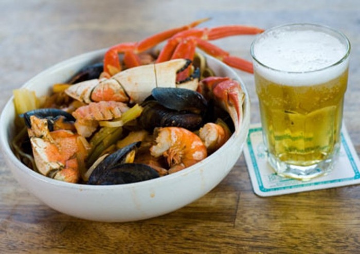 3. Ăn hải sản và uống bia cùng lúc dễ bị bệnh gút: Lượng purine trong hải sản, trong quá trình trao đổi chất của con người sẽ hình thành axit uric, axit uric dư thừa có thể gây ra bệnh gút và các bệnh khác. Ăn nhiều hải sản cùng một lúc và sau đó uống bia, nó sẽ tăng tốc độ cơ thể của sự hình thành axit uric. Lượng axit uric dư thừa sẽ tích tụ tại các khớp xương hoặc các mô mềm từ đó dễ dàng mắc chứng gút, viêm khớp xương và mô mềm, vô cùng có hại cho sức khỏe. 3. Ăn hải sản và uống bia cùng lúc dễ bị bệnh gút: Lượng purine trong hải sản, trong quá trình trao đổi chất của con người sẽ hình thành axit uric, axit uric dư thừa có thể gây ra bệnh gút và các bệnh khác. Ăn nhiều hải sản cùng một lúc và sau đó uống bia, nó sẽ tăng tốc độ cơ thể của sự hình thành axit uric. Lượng axit uric dư thừa sẽ tích tụ tại các khớp xương hoặc các mô mềm từ đó dễ dàng mắc chứng gút, viêm khớp xương và mô mềm, vô cùng có hại cho sức khỏe.