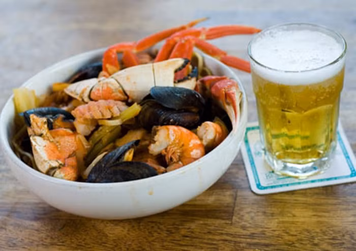 3. Ăn hải sản và uống bia cùng lúc dễ bị bệnh gút: Lượng purine trong hải sản, trong quá trình trao đổi chất của con người sẽ hình thành axit uric, axit uric dư thừa có thể gây ra bệnh gút và các bệnh khác. Ăn nhiều hải sản cùng một lúc và sau đó uống bia, nó sẽ tăng tốc độ cơ thể của sự hình thành axit uric. Lượng axit uric dư thừa sẽ tích tụ tại các khớp xương hoặc các mô mềm từ đó dễ dàng mắc chứng gút, viêm khớp xương và mô mềm, vô cùng có hại cho sức khỏe.