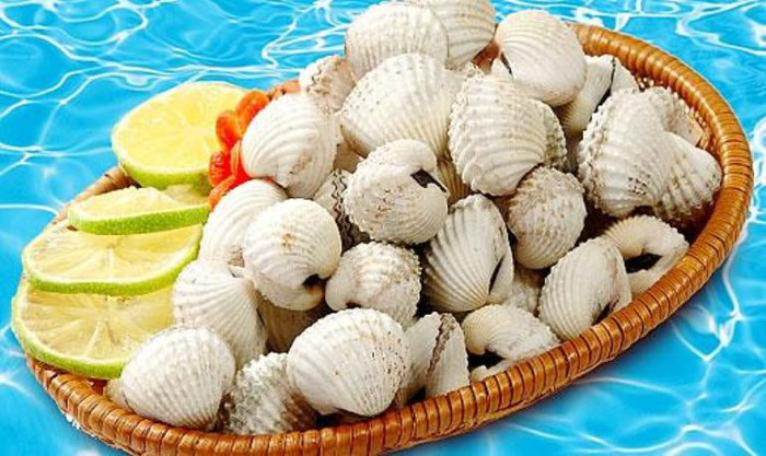 5. Không ăn cùng với thực phẩm giàu vitamin C dễ gây ngộ độc: Những món ăn chế biến từ hải sản giáp xác như tôm, cua, sò, ốc thường rất bổ dưỡng và tươi ngon. Tuy nhiên nó lại chứa hàm lượng lớn asen pentavenlent. Bình thường những chất này không gây hại cho cơ thể, nhưng nếu ăn kèm với lượng lớn thực phẩm giàu vitamin C thì lại gây hại cho cơ thể. Lúc này, asen pentavenlent sẽ chuyển hóa thành asen trioxide (dân gian thường gọi là thạch tín) gây ngộ độc thạch tín cấp tính, nếu nghiêm trọng có thể nguy hiểm đến tính mạng. 5. Không ăn cùng với thực phẩm giàu vitamin C dễ gây ngộ độc: Những món ăn chế biến từ hải sản giáp xác như tôm, cua, sò, ốc thường rất bổ dưỡng và tươi ngon. Tuy nhiên nó lại chứa hàm lượng lớn asen pentavenlent. Bình thường những chất này không gây hại cho cơ thể, nhưng nếu ăn kèm với lượng lớn thực phẩm giàu vitamin C thì lại gây hại cho cơ thể. Lúc này, asen pentavenlent sẽ chuyển hóa thành asen trioxide (dân gian thường gọi là thạch tín) gây ngộ độc thạch tín cấp tính, nếu nghiêm trọng có thể nguy hiểm đến tính mạng.