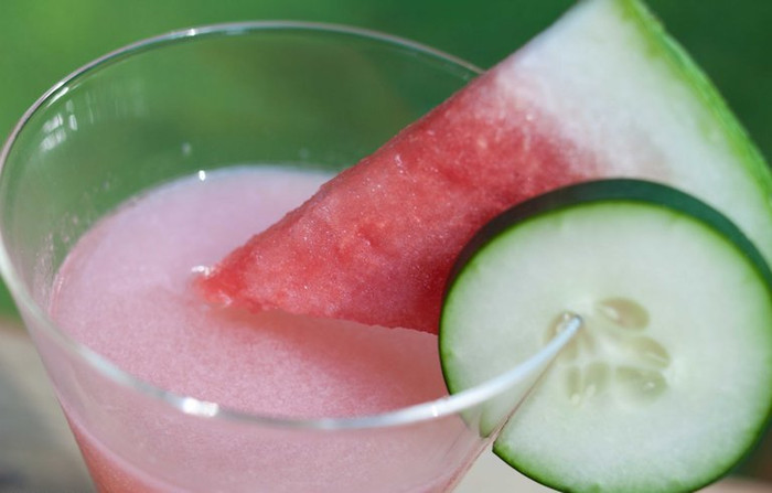 8. Nên tránh ăn cùng với thực phẩm có tính hàn cao: Hải sản vốn dĩ đã có sẵn tính hàn, do đó khi ăn tốt nhất nên tránh ăn kèm với những thực phẩm mang tính hàn khác (như: rau muống, dưa chuột, dưa hấu, lê, những đồ uống có gas, nước lạnh…) dễ gây cảm giác khó chịu, đầy bụng, khó tiêu. 8. Nên tránh ăn cùng với thực phẩm có tính hàn cao: Hải sản vốn dĩ đã có sẵn tính hàn, do đó khi ăn tốt nhất nên tránh ăn kèm với những thực phẩm mang tính hàn khác (như: rau muống, dưa chuột, dưa hấu, lê, những đồ uống có gas, nước lạnh…) dễ gây cảm giác khó chịu, đầy bụng, khó tiêu.