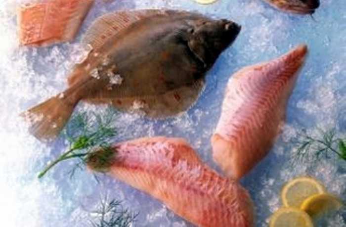 6. Hải sản thừa cần phải lưu trữ lạnh: Hải sản còn thừa muốn lưu trữ lại cần được bảo quản trong tủ đá. Khi sử dụng trong bữa ăn kế tiếp thì làm tan băng, sau đó làm nóng kỹ lưỡng trước khi ăn. 6. Hải sản thừa cần phải lưu trữ lạnh: Hải sản còn thừa muốn lưu trữ lại cần được bảo quản trong tủ đá. Khi sử dụng trong bữa ăn kế tiếp thì làm tan băng, sau đó làm nóng kỹ lưỡng trước khi ăn.