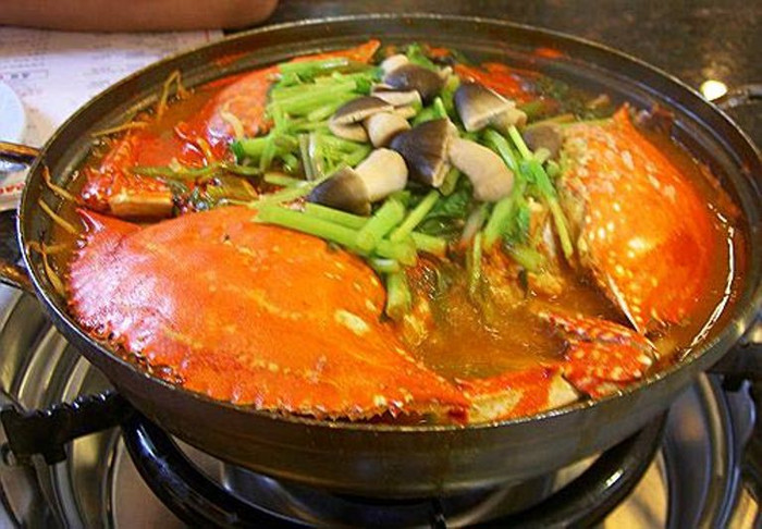 1. Không ăn hải sản chưa được nấu chín kĩ: Trong hải sản có chứa vi khuẩn Vibrio parahaemolyticus, có khả năng chịu nhiệt cao, ít nhất phải hơn 80 độ C. Ngoài ra, nước chưa đun sôi có thể chứa vi khuẩn cũng gây ô nhiễm ngược. Nói chung, khi chế biến hải sản cần đun sôi nước khoảng 4 -5 phút để khử trùng đầy đủ. 1. Không ăn hải sản chưa được nấu chín kĩ: Trong hải sản có chứa vi khuẩn Vibrio parahaemolyticus, có khả năng chịu nhiệt cao, ít nhất phải hơn 80 độ C. Ngoài ra, nước chưa đun sôi có thể chứa vi khuẩn cũng gây ô nhiễm ngược. Nói chung, khi chế biến hải sản cần đun sôi nước khoảng 4 -5 phút để khử trùng đầy đủ.