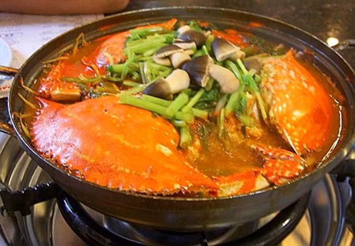 1. Không ăn hải sản chưa được nấu chín kĩ: Trong hải sản có chứa vi khuẩn Vibrio parahaemolyticus, có khả năng chịu nhiệt cao, ít nhất phải hơn 80 độ C. Ngoài ra, nước chưa đun sôi có thể chứa vi khuẩn cũng gây ô nhiễm ngược. Nói chung, khi chế biến hải sản cần đun sôi nước khoảng 4 -5 phút để khử trùng đầy đủ.