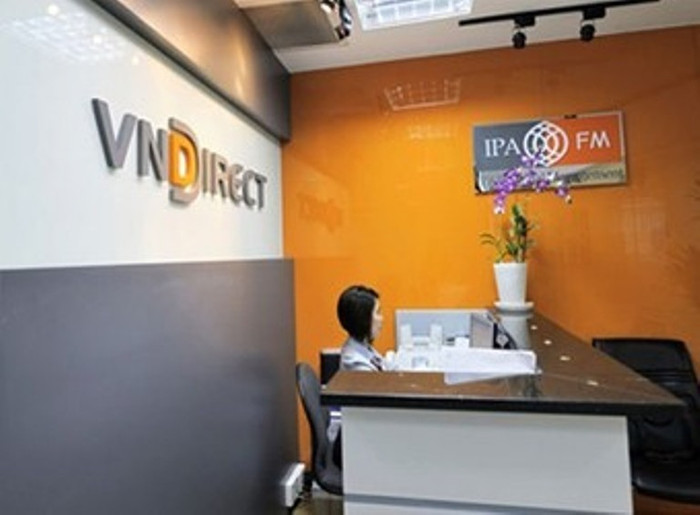 Theo thống kê của VnExpress.net và đối tác cung cấp dữ liệu - Công ty chứng khoán VNDIRECT, hiện doanh nhân trẻ Trầm Khải Hòa đang đứng tên sở hữu 20,82 triệu cổ phiếu STB, tương đương 2,14% vốn điều lệ ngân hàng này. Tính đến hết ngày 14/12, số cổ phiếu này tương đương với tài sản khoảng 395,6 tỷ đồng. Số tài sản này nhiều khả năng sẽ giúp anh có vị trí cao trong danh sách 100 người giàu nhất sàn chứng khoán năm nay. Theo thống kê của VnExpress.net và đối tác cung cấp dữ liệu - Công ty chứng khoán VNDIRECT, hiện doanh nhân trẻ Trầm Khải Hòa đang đứng tên sở hữu 20,82 triệu cổ phiếu STB, tương đương 2,14% vốn điều lệ ngân hàng này. Tính đến hết ngày 14/12, số cổ phiếu này tương đương với tài sản khoảng 395,6 tỷ đồng. Số tài sản này nhiều khả năng sẽ giúp anh có vị trí cao trong danh sách 100 người giàu nhất sàn chứng khoán năm nay.