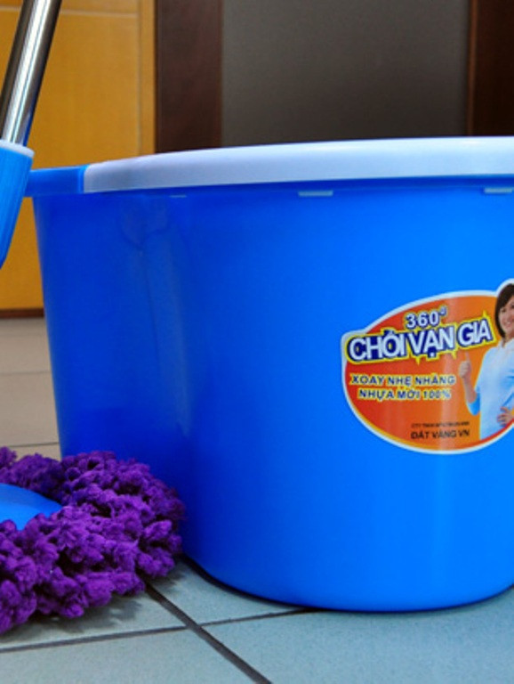 Tại kho hàng, người mua sau khi xem hàng mẫu nếu đồng ý sẽ phải mua nguyên thùng với số lượng lớn vì hàng này chỉ bán sỉ. Để chuyển đổi sang hàng Việt, cách thông thường khi khách mua bao nhiêu, bà Mai sẽ cung ứng lượng tem nhãn tương ứng để khách chủ động dán vào. Đặc biệt, có những sản phẩm như kiềng tiết kiệm gas Đại Bảo, dao thép Thái Nguyên được in sẵn thông tin bằng tiếng Việt trên sản phẩm hoặc bao bì đựng sản phẩm tại Trung Quốc. Những sản phẩm khác như chổi lau nhà, đèn sạc được nhập về theo dạng “không tên tuổi” để khi chuyển đổi sang hàng Việt chỉ cần dán nhãn được bà Mai in sẵn tại VN.