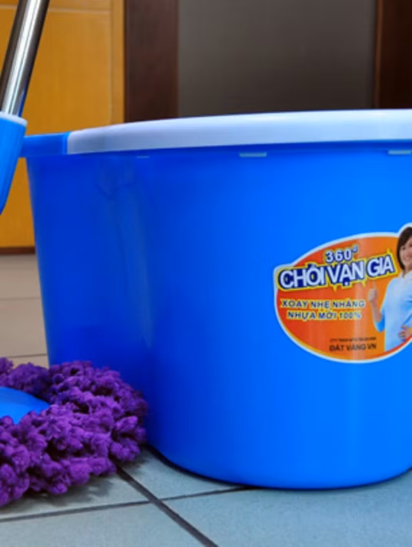 Tại kho hàng, người mua sau khi xem hàng mẫu nếu đồng ý sẽ phải mua nguyên thùng với số lượng lớn vì hàng này chỉ bán sỉ. Để chuyển đổi sang hàng Việt, cách thông thường khi khách mua bao nhiêu, bà Mai sẽ cung ứng lượng tem nhãn tương ứng để khách chủ động dán vào. Đặc biệt, có những sản phẩm như kiềng tiết kiệm gas Đại Bảo, dao thép Thái Nguyên được in sẵn thông tin bằng tiếng Việt trên sản phẩm hoặc bao bì đựng sản phẩm tại Trung Quốc. Những sản phẩm khác như chổi lau nhà, đèn sạc được nhập về theo dạng “không tên tuổi” để khi chuyển đổi sang hàng Việt chỉ cần dán nhãn được bà Mai in sẵn tại VN.