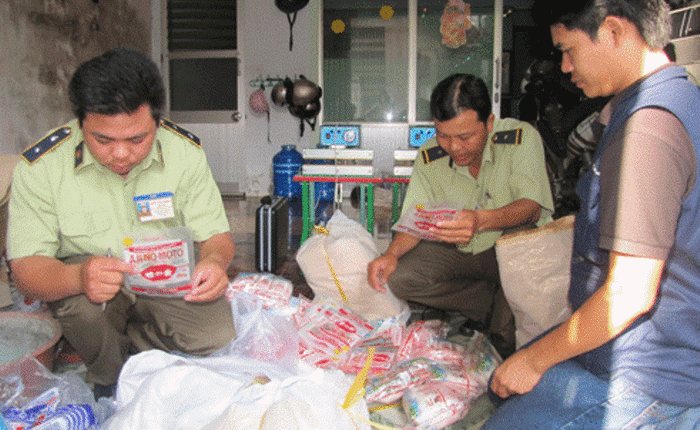 Kiểm tra địa điểm trên, lực lượng quản lý thị trường và công an kinh tế đã phát hiện 60kg bột ngọt có xuất xứ từ Trung Quốc cùng 10 vỏ bao bột ngọt loại này đã sử dụng, 300 gói bột ngọt loại 100 gam mang nhãn hiệu Miwon, 114 bao bì rỗng mang nhãn hiệu Miwon, 36 bao bì rỗng mang nhãn hiệu Ajinomoto, 9kg bao bóng (để đóng gói bột ngọt giả nhãn hiệu sau khi sang chiết) và 2 máy dập bao bì.