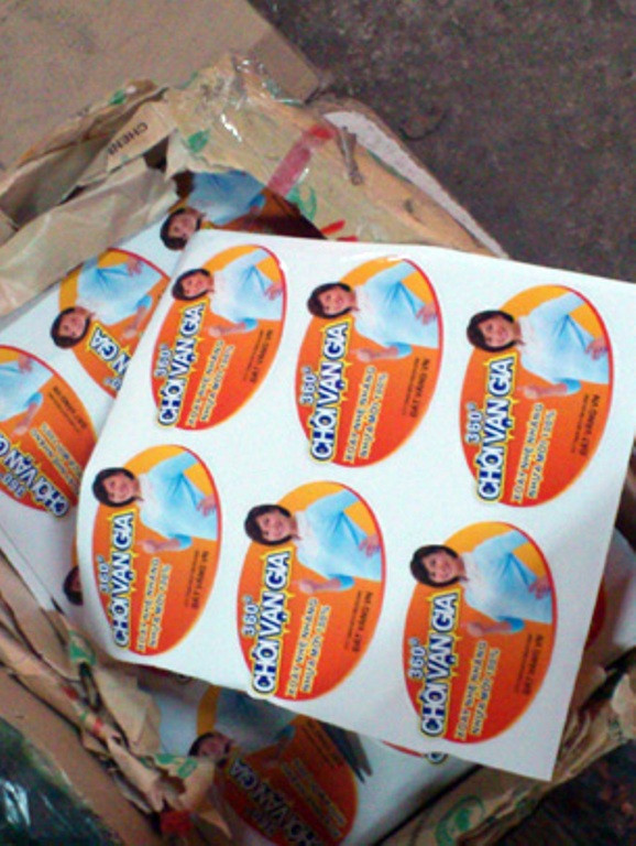 1. Kho hàng Trung Quốc đội lốt hàng Việt Nam: Kho hàng của bà Mai nằm trên đường Nguyễn Xí (Q.Bình Thạnh), với diện tích khoảng 300m2, hàng hóa được đóng gọn ghẽ thành những thùng lớn chất cao vút. Có khoảng 20 chủng loại sản phẩm được tập kết tại đây với nguyên đai nguyên kiện từ Trung Quốc chuyển về. Chủ yếu là các sản phẩm gia dụng như: chổi lau nhà, đèn sạc, dụng cụ nhà bếp (dao, đá mài, máy xay...). (Nguồn Tuổi trẻ)