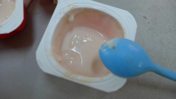 4. Sữa chua Petit chứa "sinh vật lạ": Ngày 23/11, chị L.T.B (phố Lý Nam Đế, Hoàn Kiếm, Hà Nội) cho biết: có mua 2 vỉ sữa chua nhãn hiệu Petit của hãng Bauer, xuất xứ Cộng hòa Liên bang Đức tại cửa hàng tạp hóa trên phố Hàng Buồm (Hoàn Kiếm, Hà Nội) với giá 110.00 đồng và được tặng thêm 1 vỉ sữa chua cùng loại. Đến tối cùng ngày, chị B. mở 1 hộp sữa và cho con ăn. Thay vì vui mừng rỡ vì mua 2 được tặng 1, cả gia đình chị B. bị một phen tá hỏa vì phát hiện hộp sữa có “vật thể lạ”.