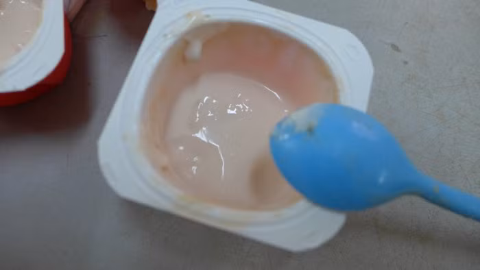 4. Sữa chua Petit chứa "sinh vật lạ": Ngày 23/11, chị L.T.B (phố Lý Nam Đế, Hoàn Kiếm, Hà Nội) cho biết: có mua 2 vỉ sữa chua nhãn hiệu Petit của hãng Bauer, xuất xứ Cộng hòa Liên bang Đức tại cửa hàng tạp hóa trên phố Hàng Buồm (Hoàn Kiếm, Hà Nội) với giá 110.00 đồng và được tặng thêm 1 vỉ sữa chua cùng loại. Đến tối cùng ngày, chị B. mở 1 hộp sữa và cho con ăn. Thay vì vui mừng rỡ vì mua 2 được tặng 1, cả gia đình chị B. bị một phen tá hỏa vì phát hiện hộp sữa có “vật thể lạ”.