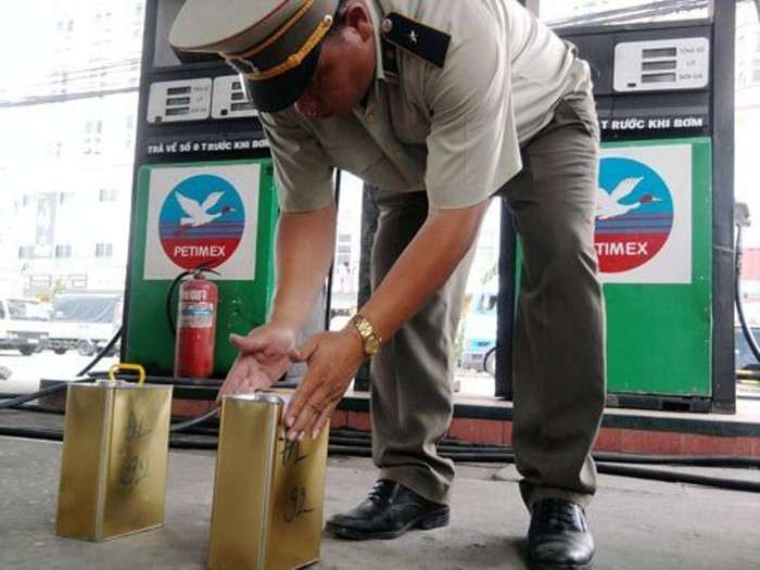 6. Hà Nội phát hiện hơn 30 cây xăng sai phạm: Từ 20/9 – 2/11, đoàn kiểm tra liên ngành đã tiến hành kiểm tra 60 điểm kinh doanh xăng dầu, phát hiện xử lý vi phạm 30 cây xăng chiếm 50% tổng số đơn vị được kiểm tra. Trong đó, tỷ lệ vi phạm nhiều nhất là vi phạm về hệ thống kinh doanh xăng dầu chưa đảm bảo theo đúng các quy định với (16/30) chiếm 53,3%, vi phạm về địa điểm đăng ký kinh doanh (7/30) chiếm 23%, vi phạm khác (5/30) chiếm 16,6%. (Nguồn VietQ)